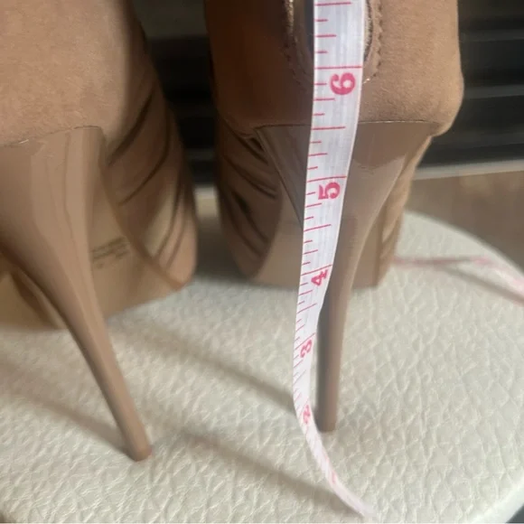 Qupid Tan Stiletto 5.5’ High Heel Booties With Zipper Detail Size 7 - Picture 9 of 9